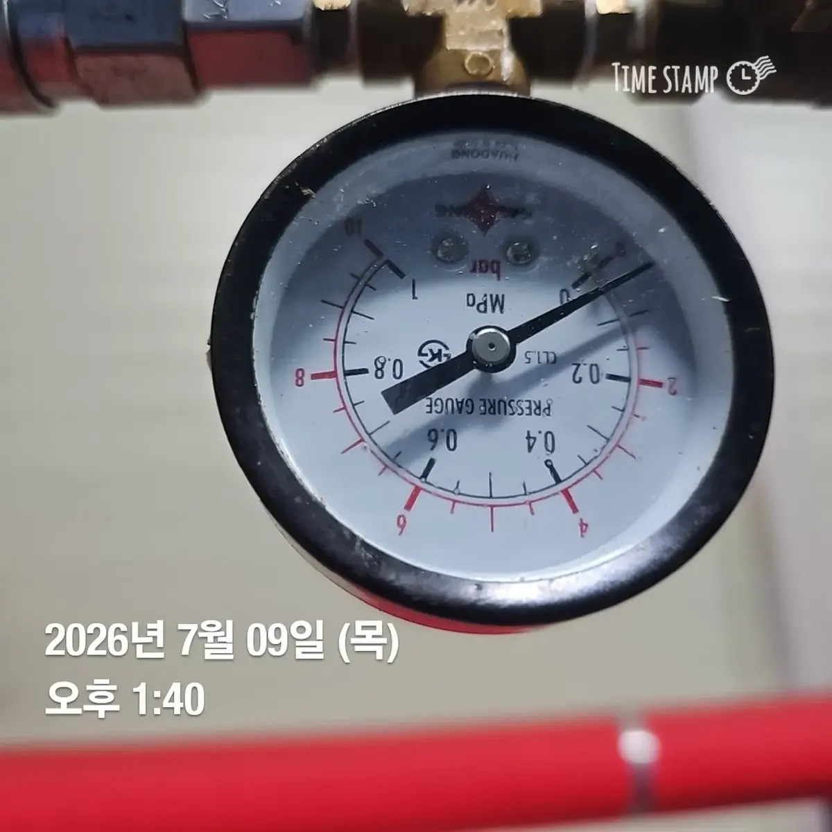 압력계 지침을 가까이에서 확인하는 폼블래더 점검 모습