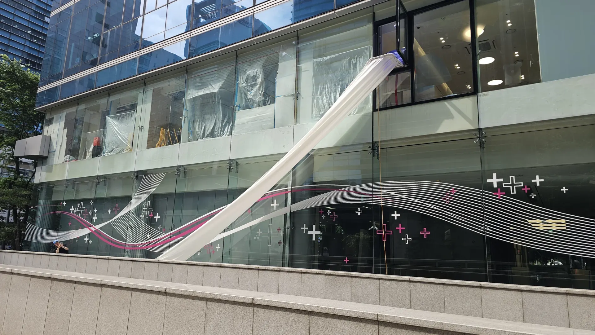 고층 건물 소방 안전 설비가 설치된 현장 전경